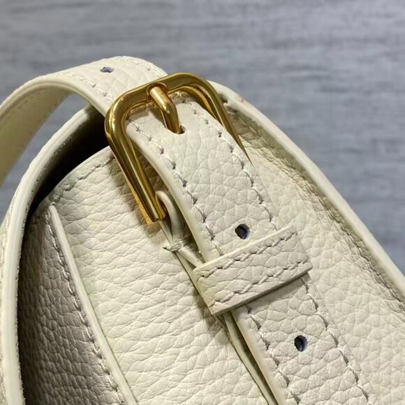 Classic DIOR Bag: A Stylish and Versatile Choice for Elegance - Picture 5 of 11